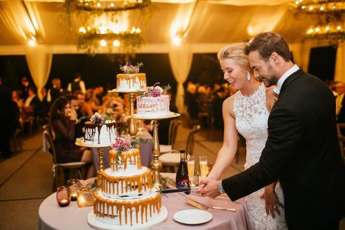 bride groom cake cutting